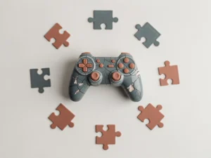 Gebarsten keramische gamecontroller omringd door niet-passende puzzelstukken op wit bureau, in leisteenblauw en terracotta tinten.