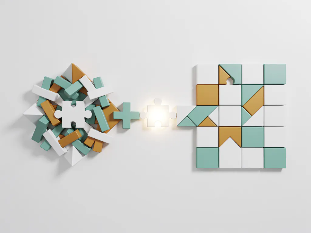 Kleurrijke geometrische puzzelstukken die van een verwarde knoop uitwaaieren naar een geordend raster, met een gloeiend tegelstuk op een wit oppervlak.