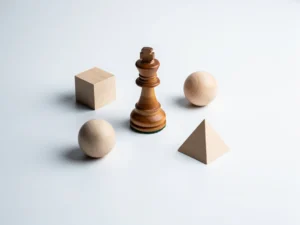 Houten schaakkoning op wit bureau, omringd door drie geometrische blokken in driehoeksopstelling, symboliseert strategische besluitvorming.
