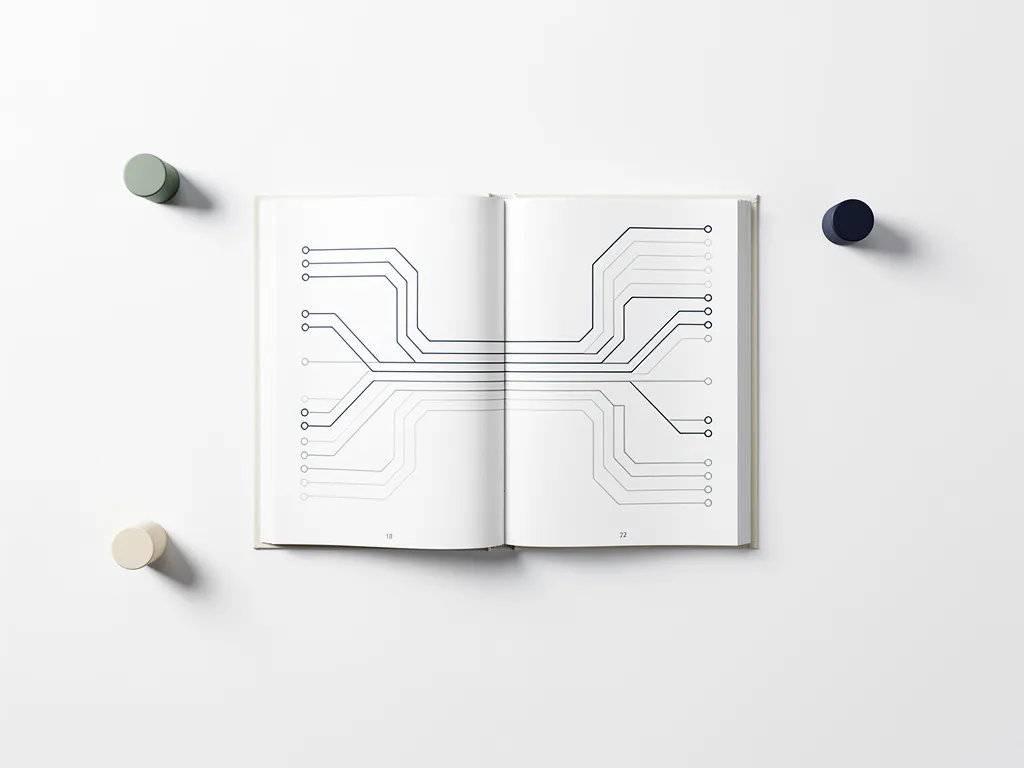 Open boek met uitwaaierend pagina's als leerkaart, omringd door drie speeltokens in salie, ivoor en marineblauw op wit oppervlak.