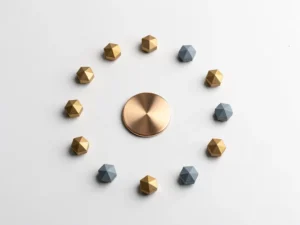 Bronzen badge op wit bureau omringd door geometrische belonings­tokens in goud en leisteen­blauw, strak bovenaanzicht.