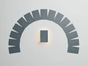 Gloeiende flashcard zweeft boven wit oppervlak, omringd door een boog identieke kaarten op toenemende intervallen, in leisteenblauw en amber.