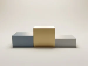 Minimalistisch podium met drie treden in gedempte goud-, leisteen- en grijstinten, waarbij het verlichte eerste platform een lange schaduw werpt.