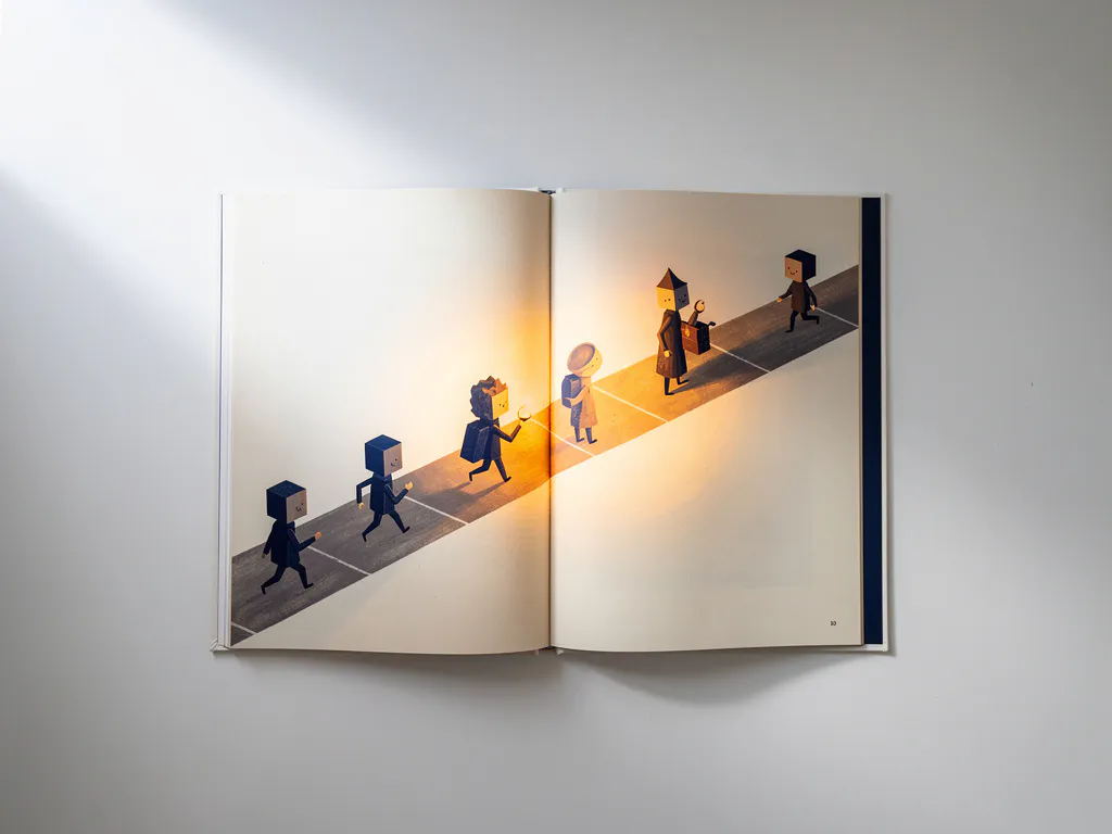 Open prentenboek op wit bureau met geometrische karakterfiguren op amberkleurige pagina's, gefotografeerd van bovenaf in zacht licht.